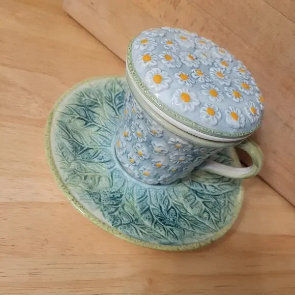 Nordstrom Italy Majolica Covered Daisy Tea Mug Set w/ Insert, Saucer and Lid - Picture 2 of 11